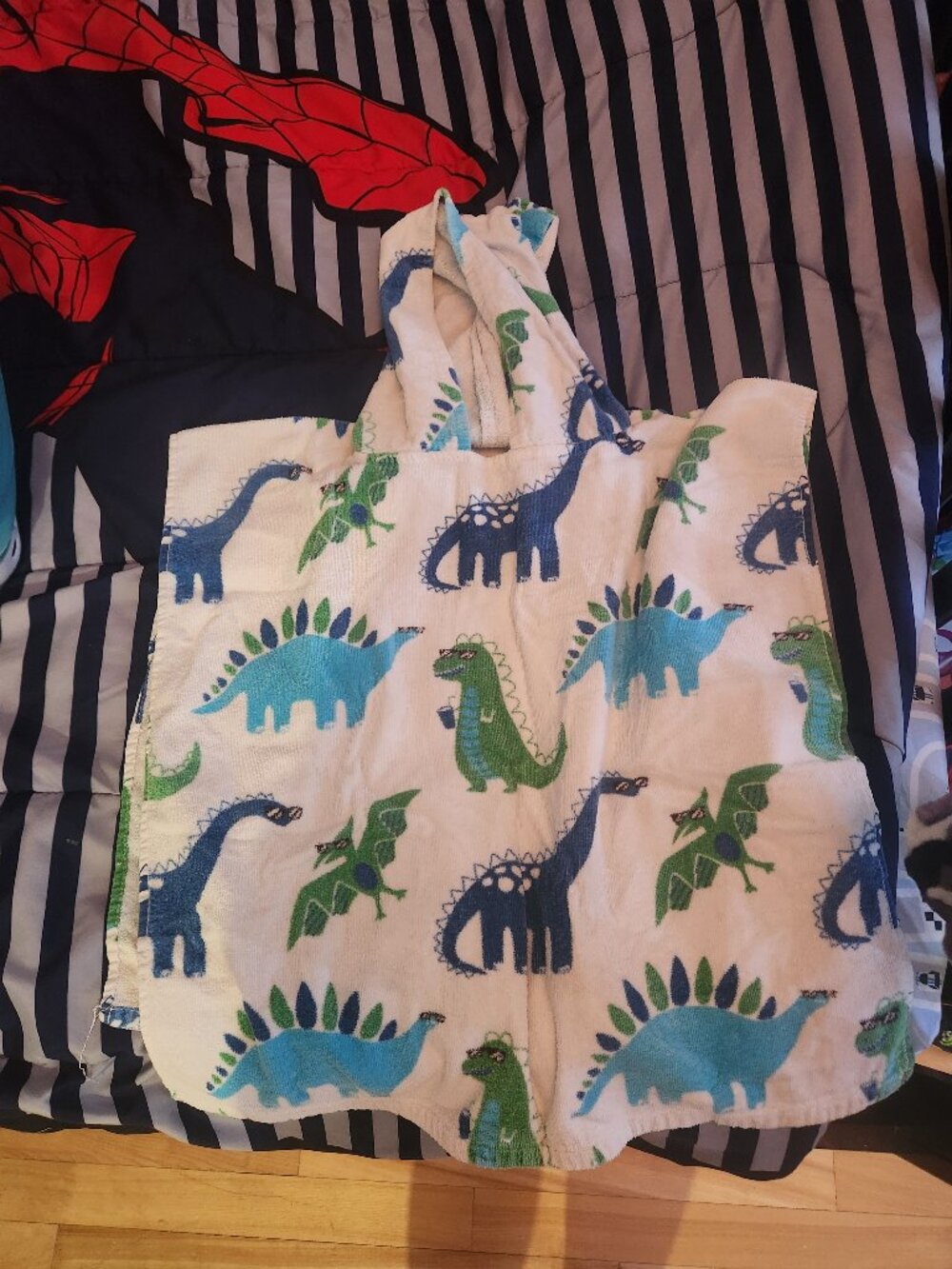 Kids hooded towels- lot of 4